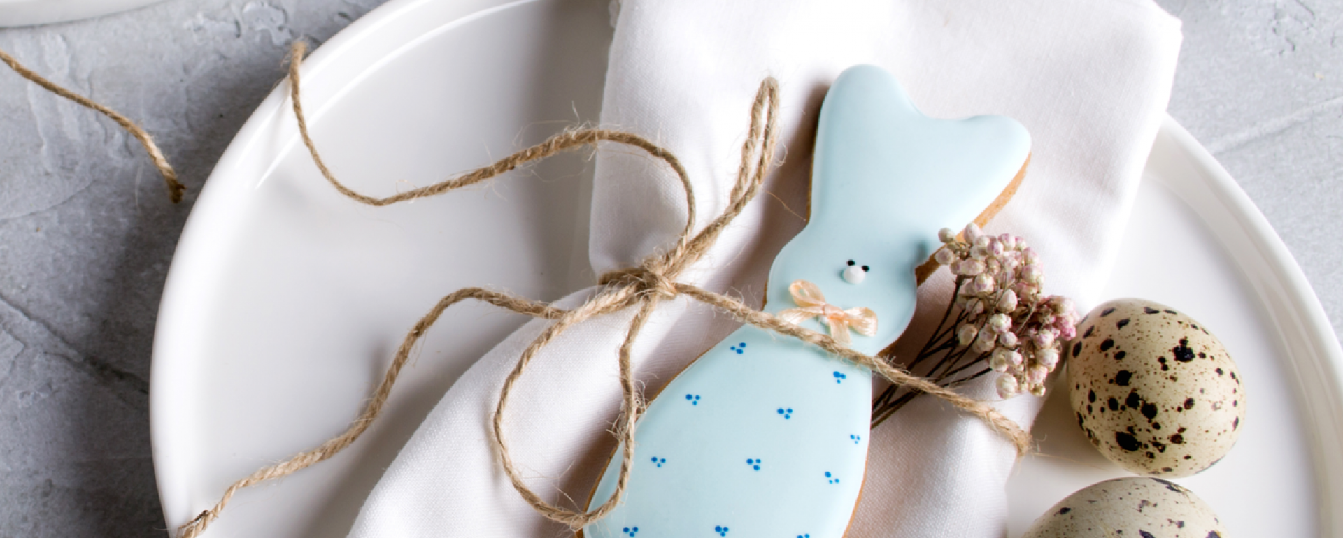 Stoliczku, nakryj się! Stylowe inspiracje dekorowania wielkanocnego stołu