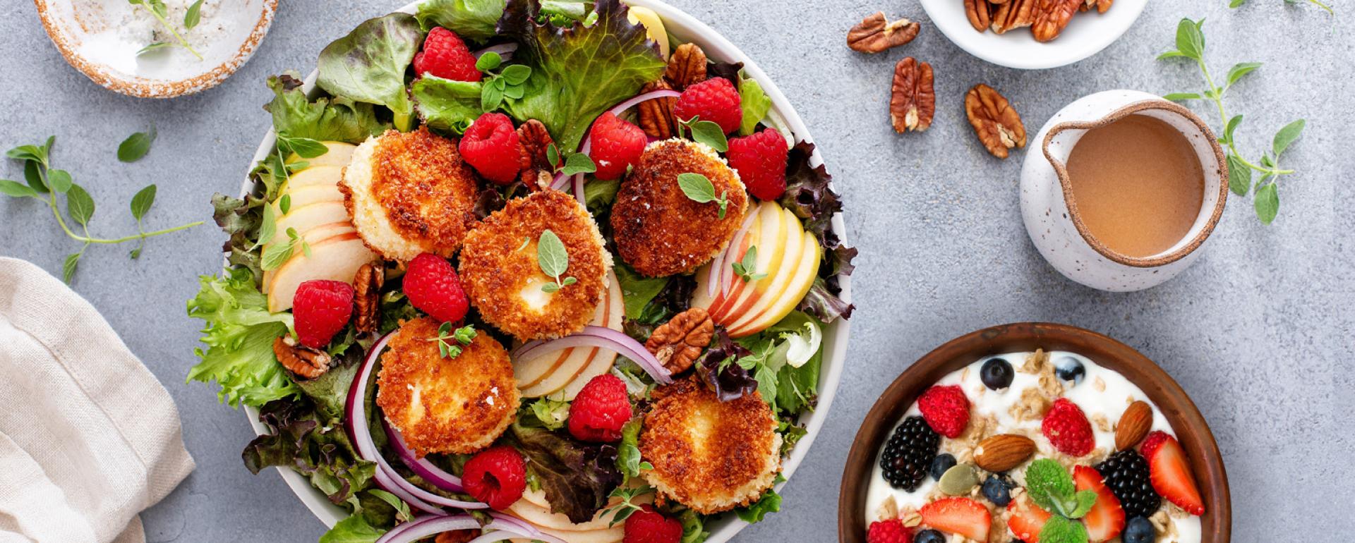 Owoce lata na talerzu – jak stylizować potrawy z malinami, borówkami i porzeczkami?