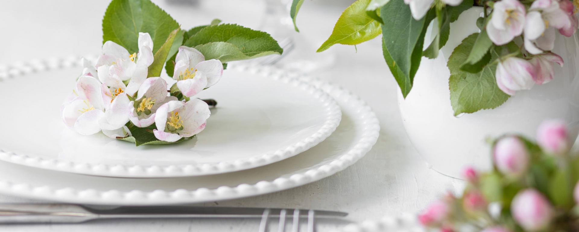 Wiosenny stół na pierwszy dzień wiosny
