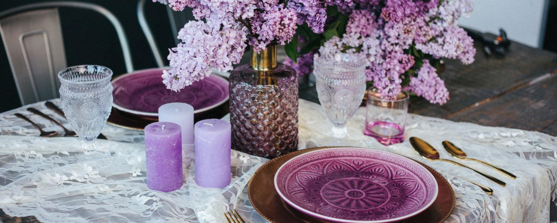 Wiosenny stół w kolorze roku 2022