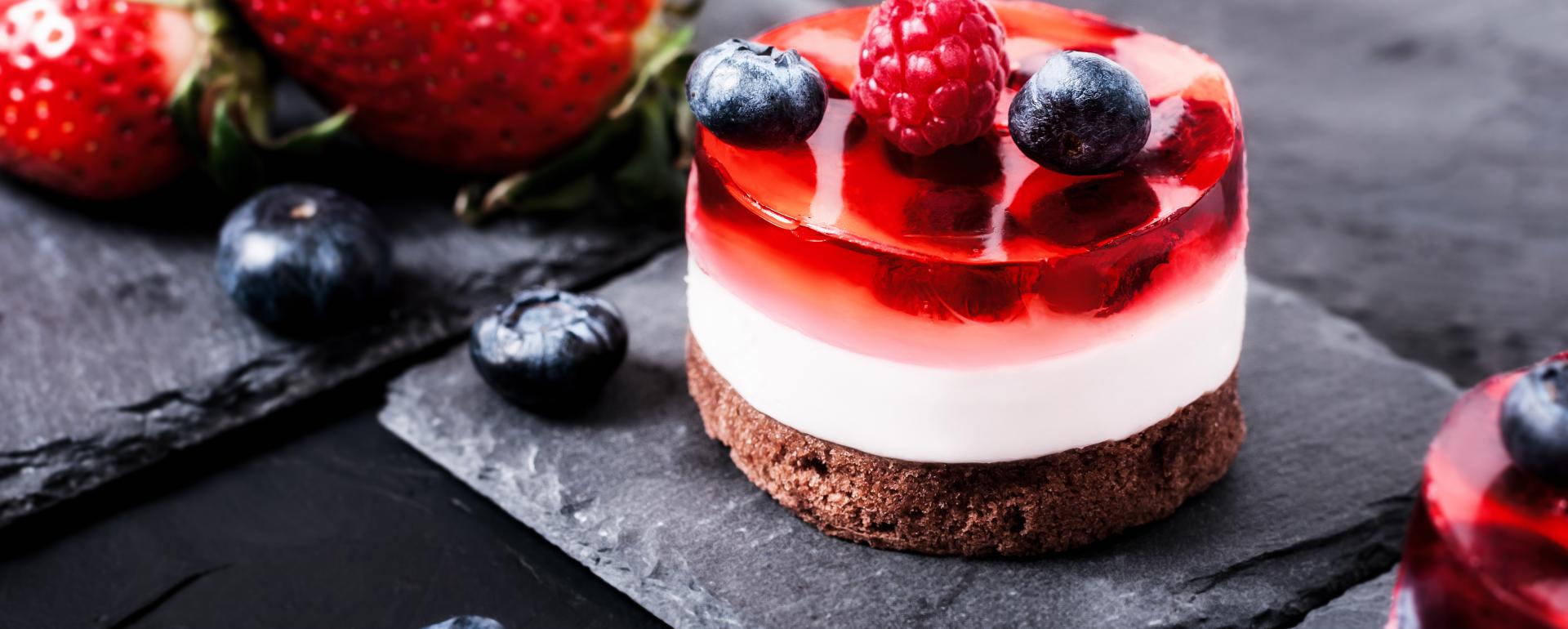 Pomysły na udekorowanie deserów i ciast galaretką owocową