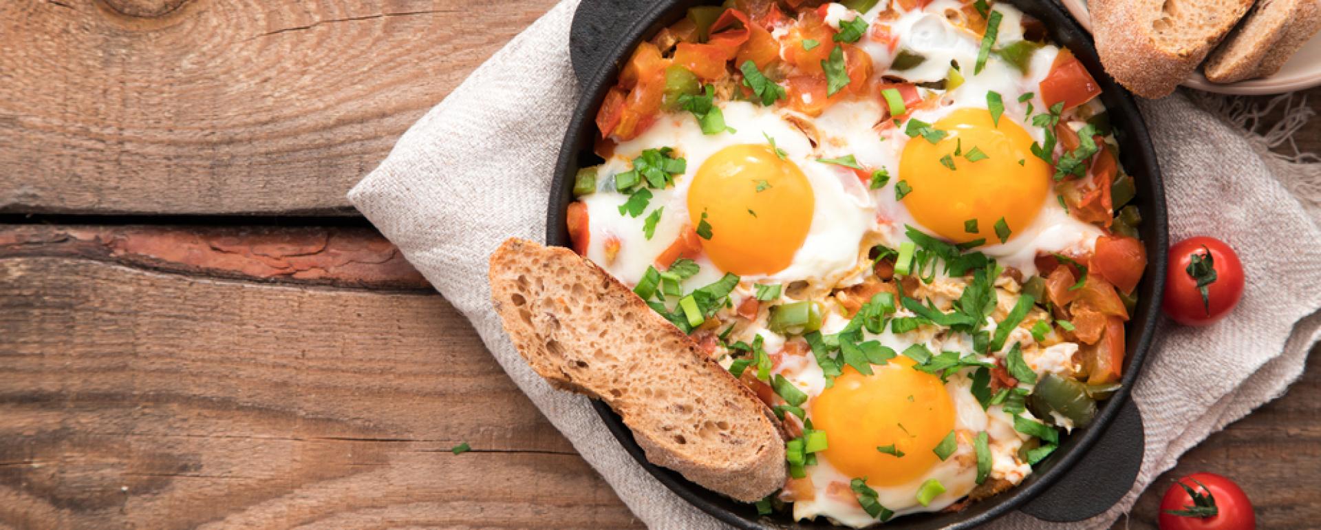 Szakszuka, czyli bałagan na patelni