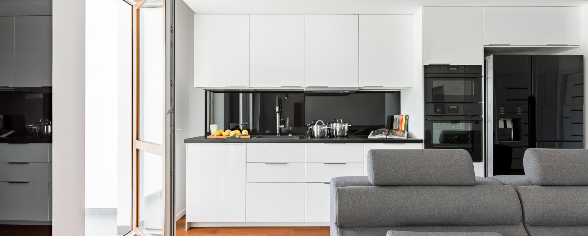 Jak funkcjonalnie urządzić aneks kuchenny? Porady dla właścicieli kawalerek